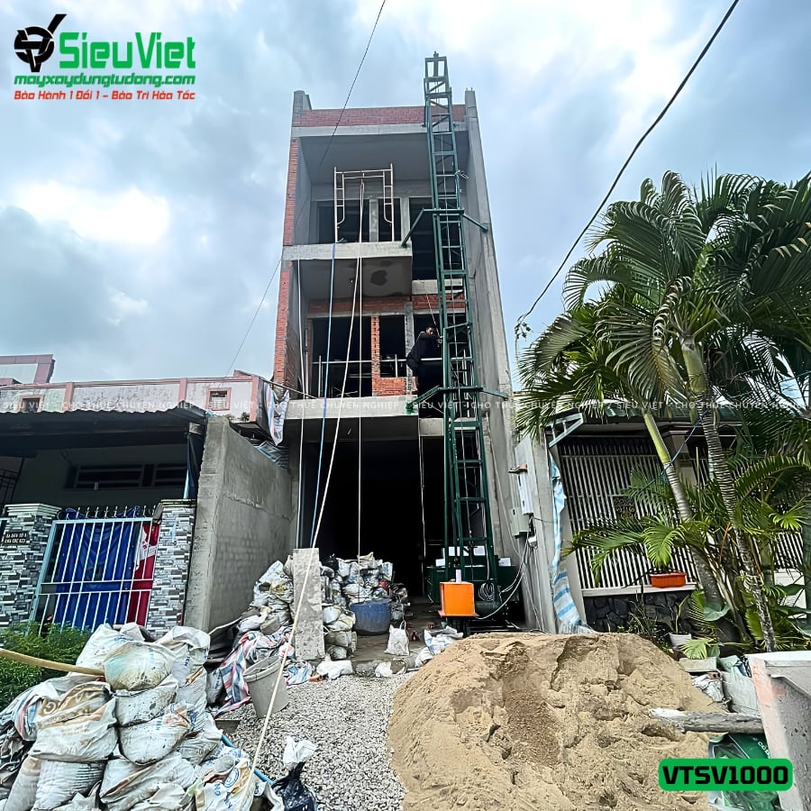 Vận thăng nâng hàng 1000kg cao 12m được Siêu Việt hỗ trợ lắp đặt nhanh tận công trình