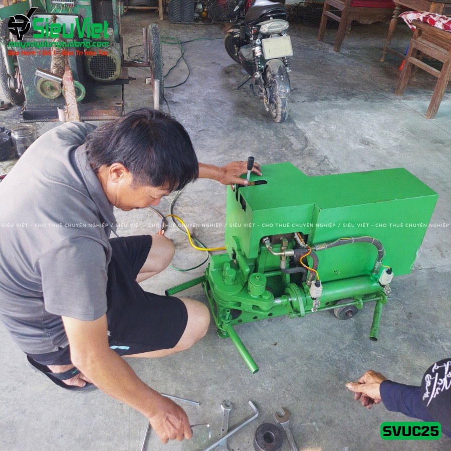 Máy cắt bẻ mỏ sắt SVUC25 bàn giao