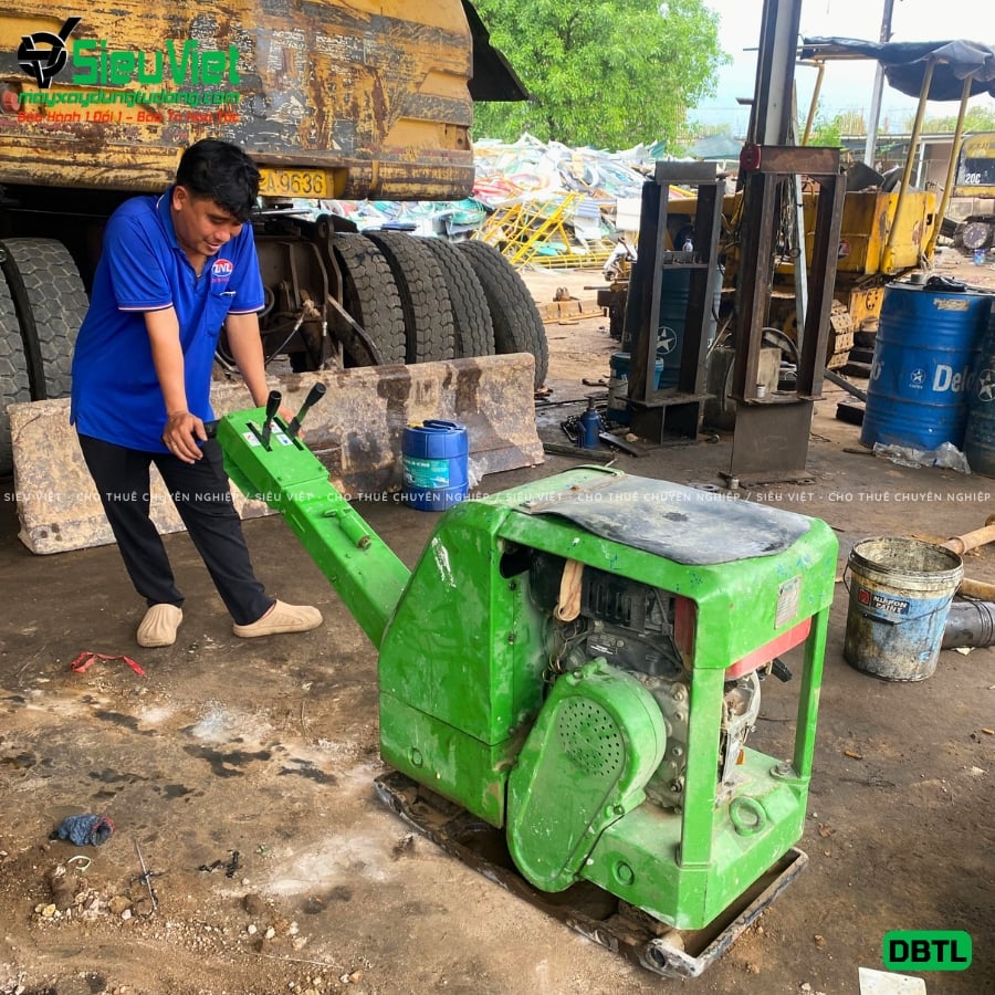 Máy đầm bàn thủy lực giao thuê ngày