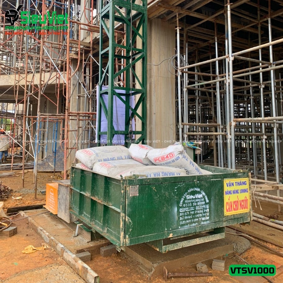 Vận thăng nâng hàng 1000Kg cao 18m bàn giao