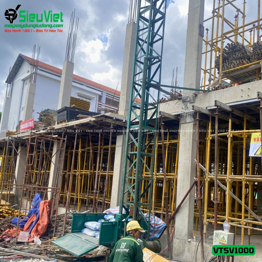 Vận thăng nâng hàng 1000Kg cao 18m bàn giao