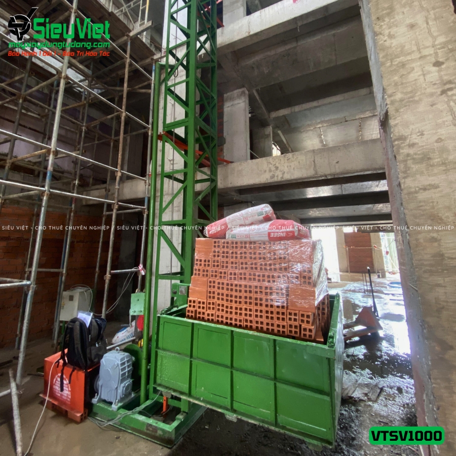Vận thăng nâng hàng 1000Kg cao 18m bàn giao