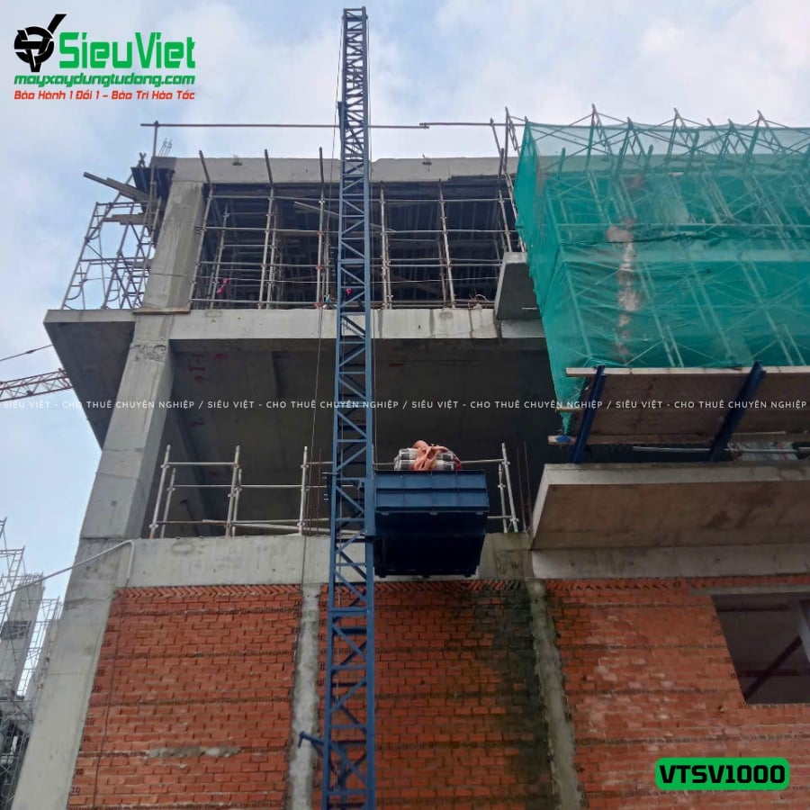 Vận thăng nâng hàng 1000Kg cao 21m bàn giao