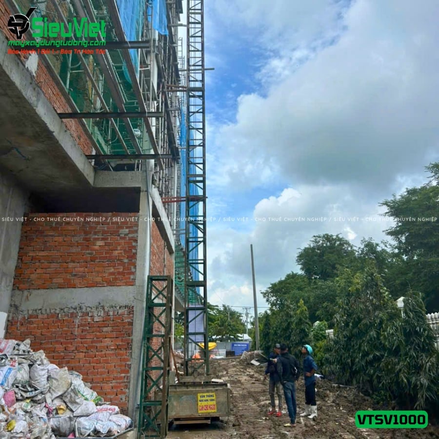 Vận thăng nâng hàng 1000Kg cao 24m bàn giao