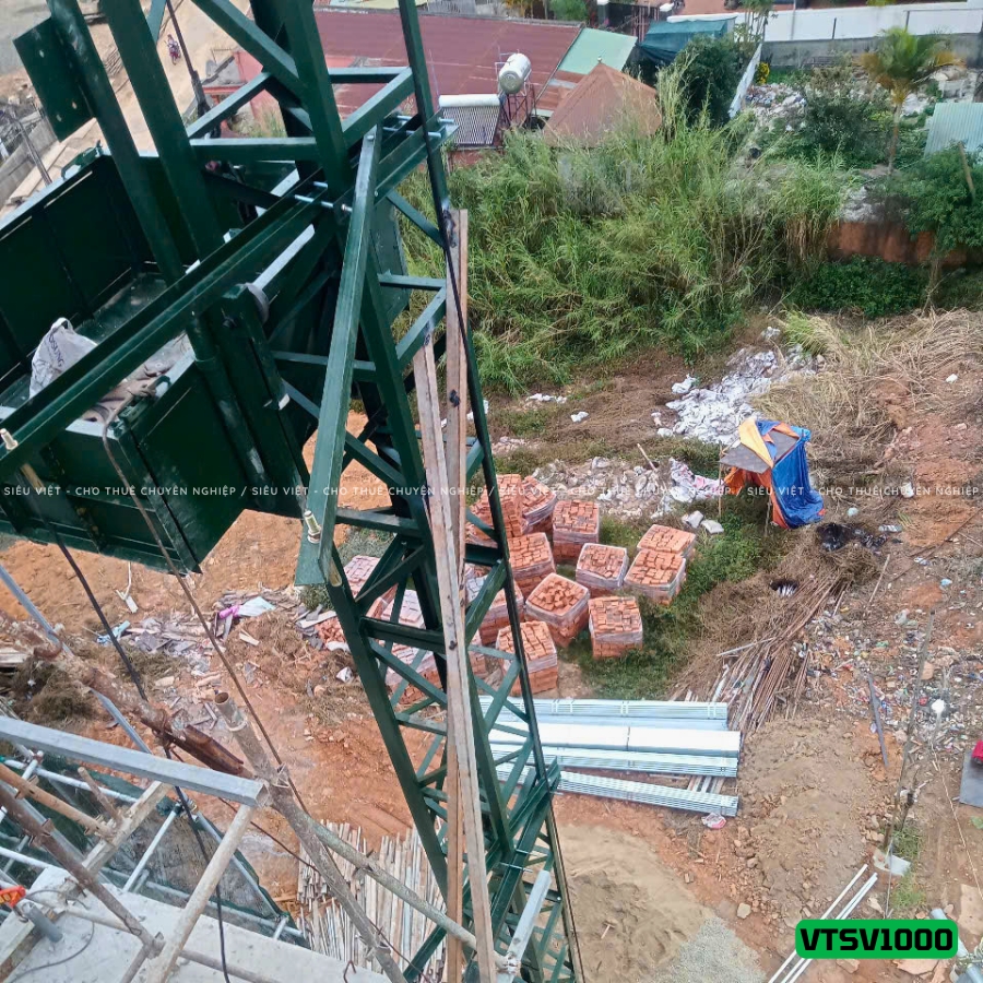 Vận thăng nâng hàng 1000Kg cao 27m bàn giao