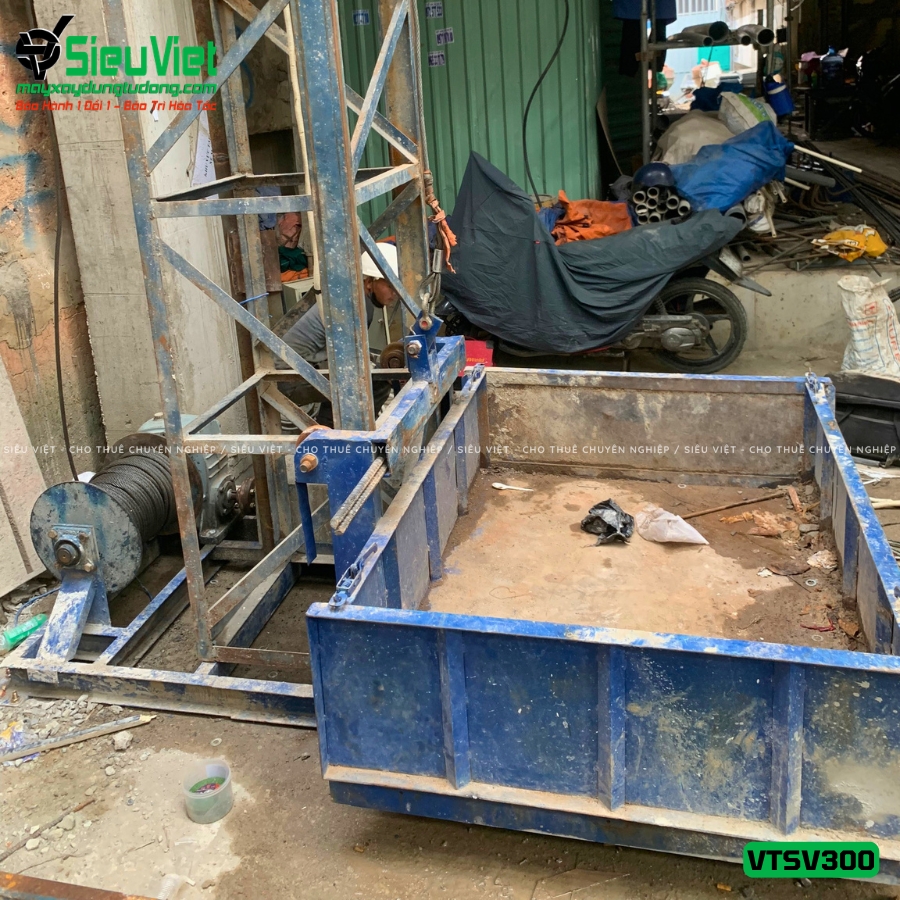 Vận thăng nâng hàng 300Kg cao 26m bàn giao
