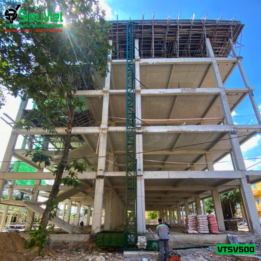 Vận thăng nâng hàng 500Kg cao 18m giao thuê