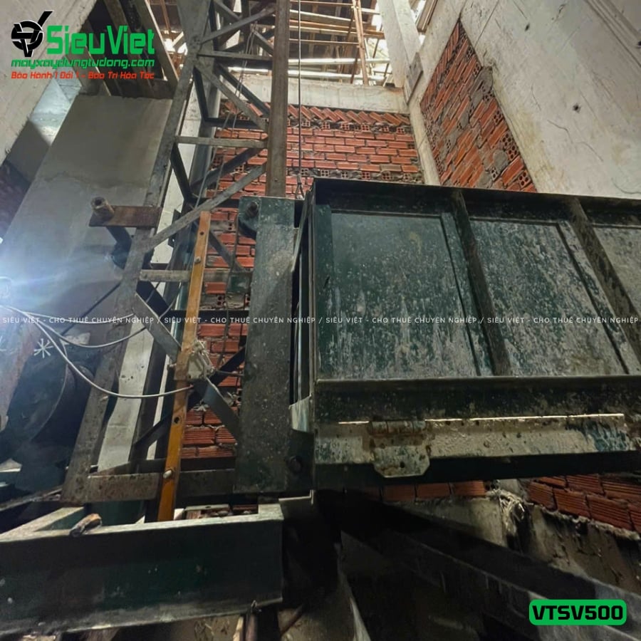 Vận thăng nâng hàng 500Kg cao 24m bàn giao