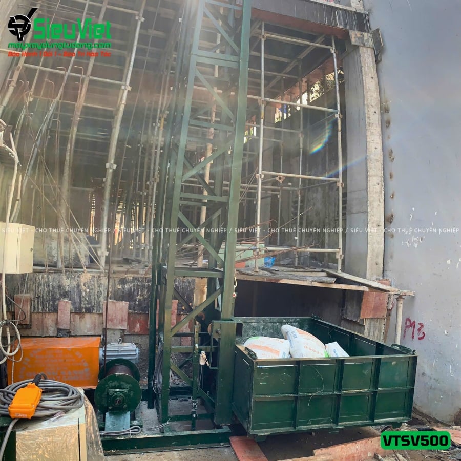 Vận thăng nâng hàng 500Kg cao 27m bàn giao