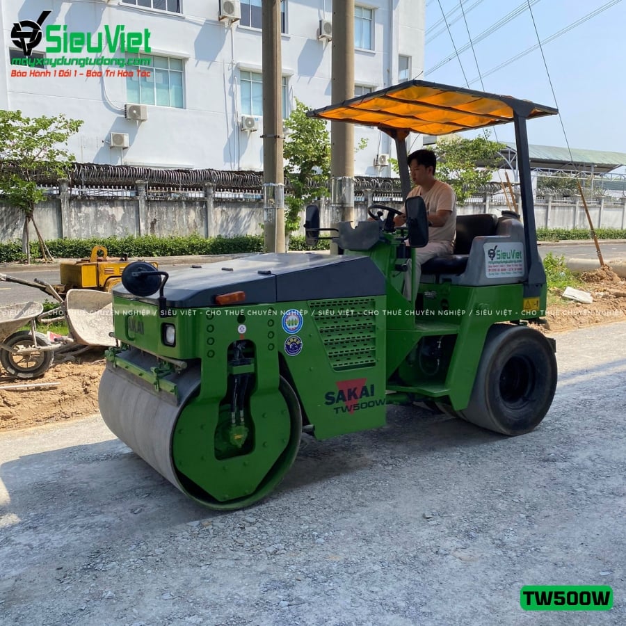 Xe lu rung nhỏ Sakai TW500W bàn giao