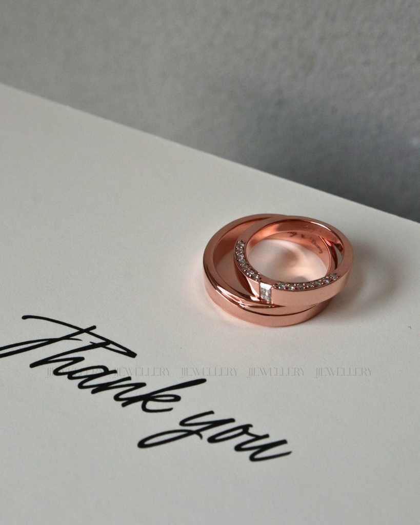ĐEO NHẪN CƯỚI VÀNG HỒNG 18K CÓ PHÙ HỢP KHÔNG? CÁCH CHỌN THEO TONE DA, PHONG CÁCH & NGÂN SÁCH
