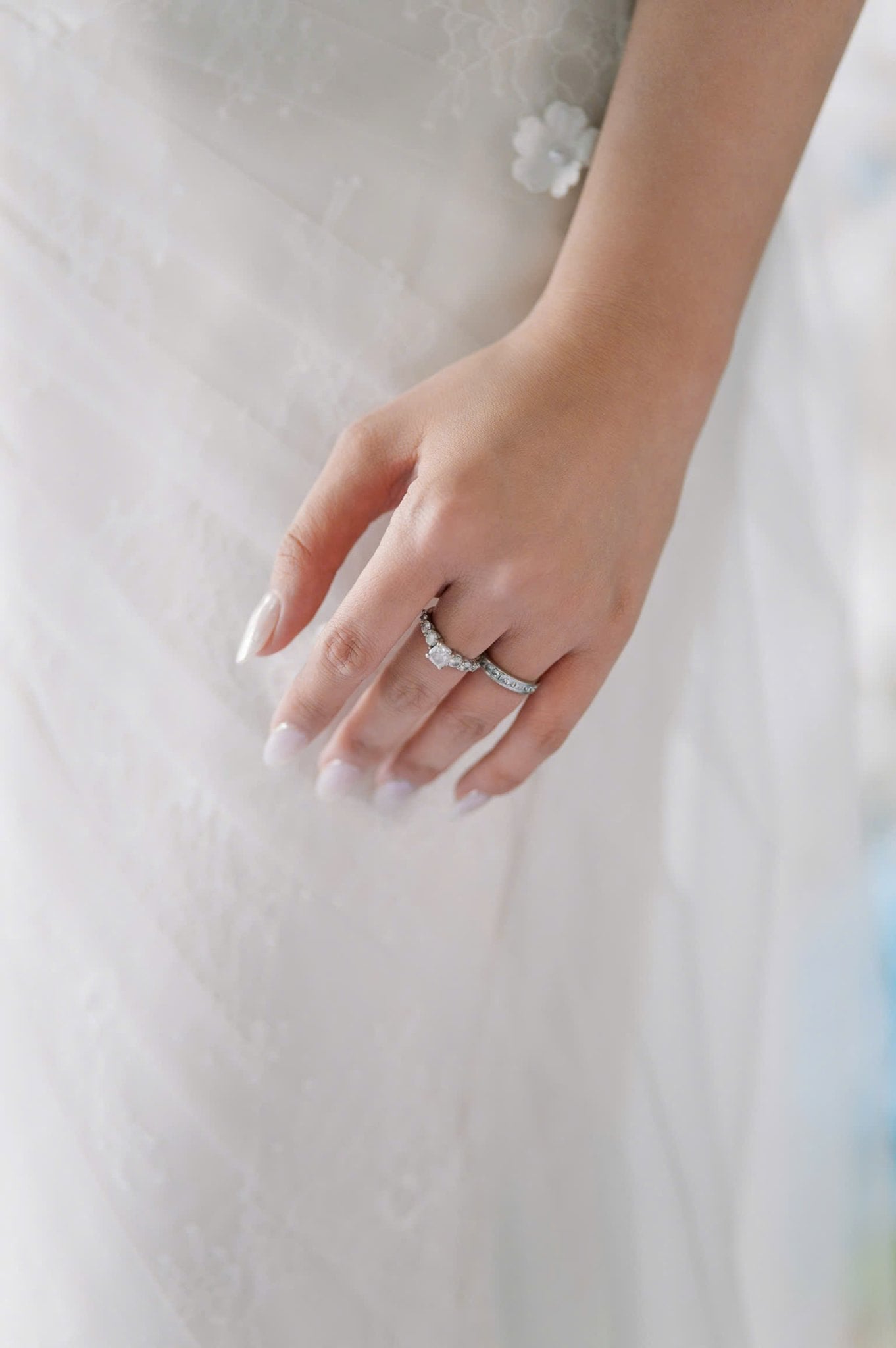 cặp đôi thử form nhẫn cưới bạch kim tại JJewellery