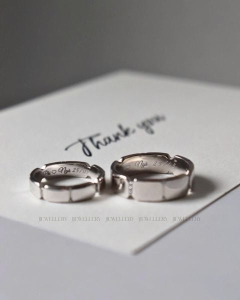 Adore — Vàng trắng 14K, khắc tên và ngày kỷ niệm