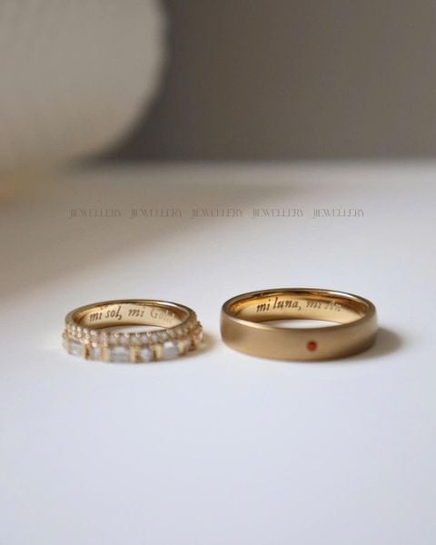 Aurelia — Vàng champagne 10K, khắc tên nhắc cưới