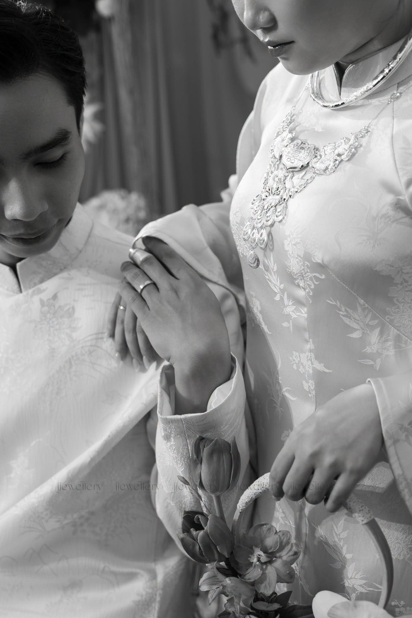 Couple wearing wedding rings in Saigon