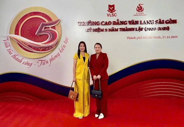 Song Long chúc mừng kỷ niệm 5 năm thành lập Trường Cao đẳng Văn Lang Sài Gòn