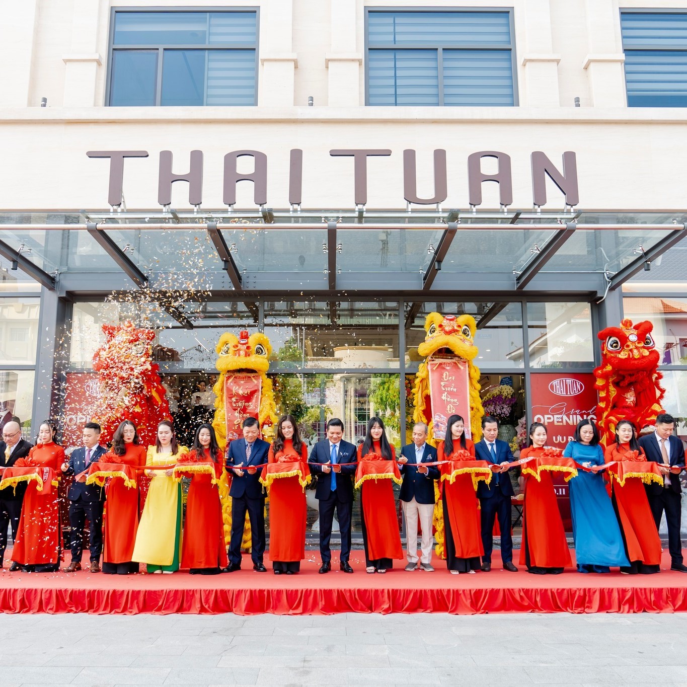 KHAI TRƯƠNG THÁI TUẤN CỘNG HÒA - ĐIỂM MUA SẮM ĐA PHONG CÁCH