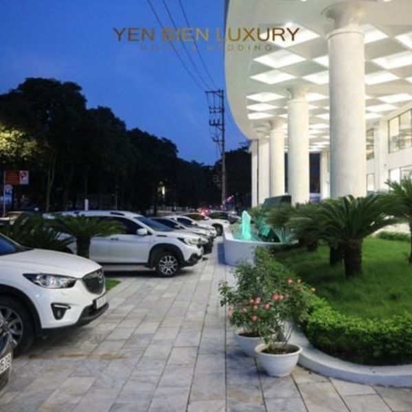 Elegant lobby entrance and Jeep parking at the 4-star Yen Bien Luxury Hotel, the starting point for the premium Ha Giang expedition.