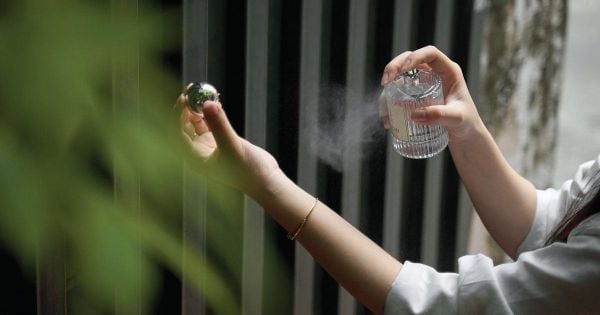Cách xịt nước hoa thơm lâu: 7 vị trí và 4 lỗi hay gặp
