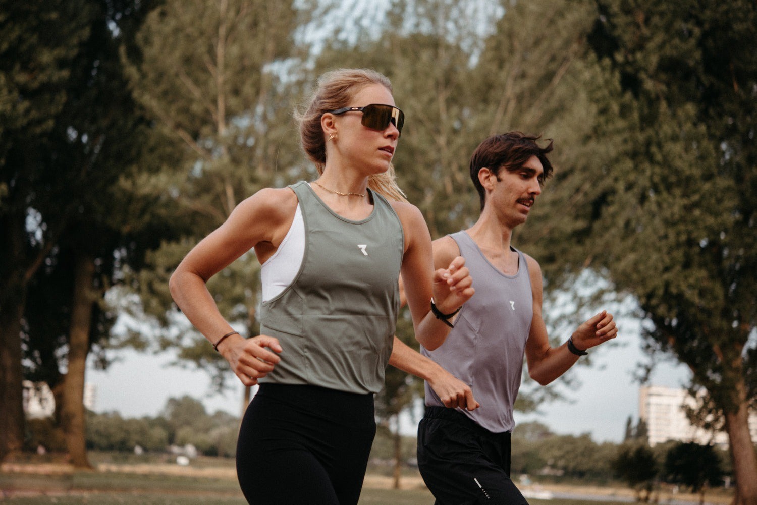 Áo chạy bộ nam/nữ thoáng khí tốt nhất: Tiêu chí chọn và top gợi ý cho Runner