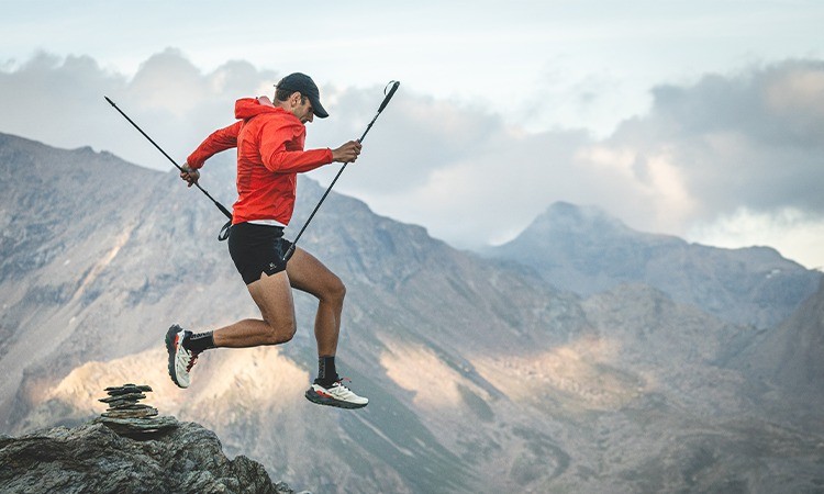 Hướng dẫn đi xuống dốc (downhill) với gậy trong chạy trail