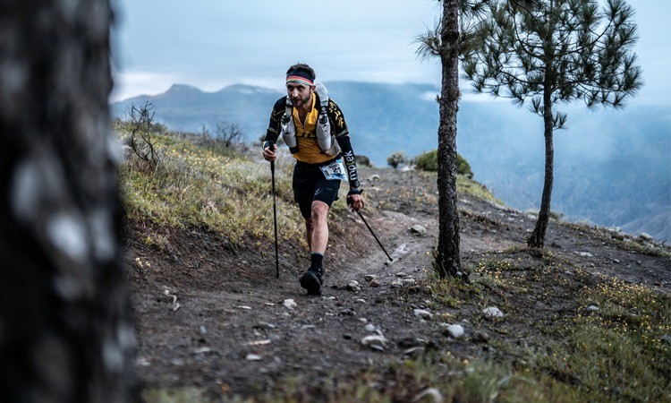 Hướng dẫn đi lên dốc (uphill) với gậy trong chạy trail: Tiết kiệm sức, giữ nhịp và chinh phục mọi con dốc