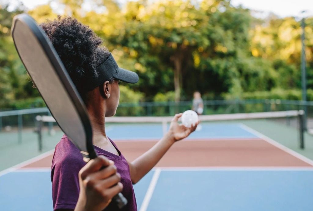 Kỹ thuật giao bóng Pickleball: Bí quyết giao bóng xoáy, mạnh