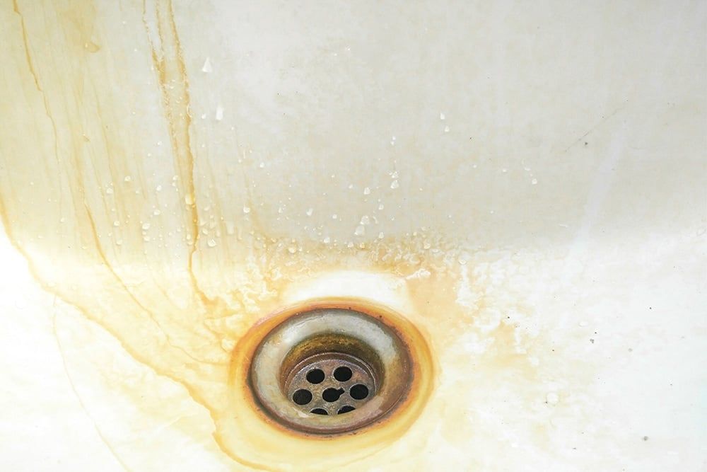 Nước giếng khoan làm quần áo bị ố vàng: Vì sao?