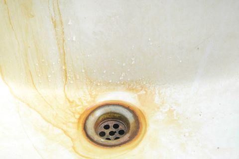Nước giếng khoan làm quần áo bị ố vàng: Vì sao?