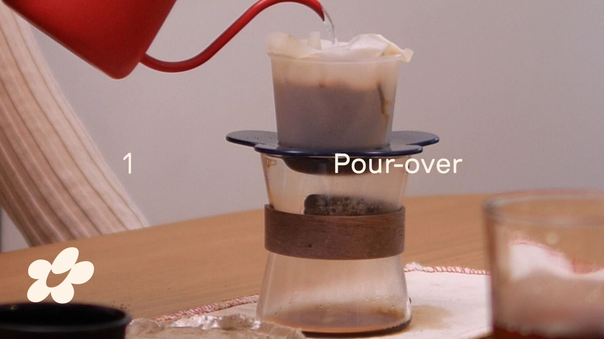 PHINƠI pha cho bố: Cà phê pour-over hiện đại, nhẹ nhàng và tinh tế.