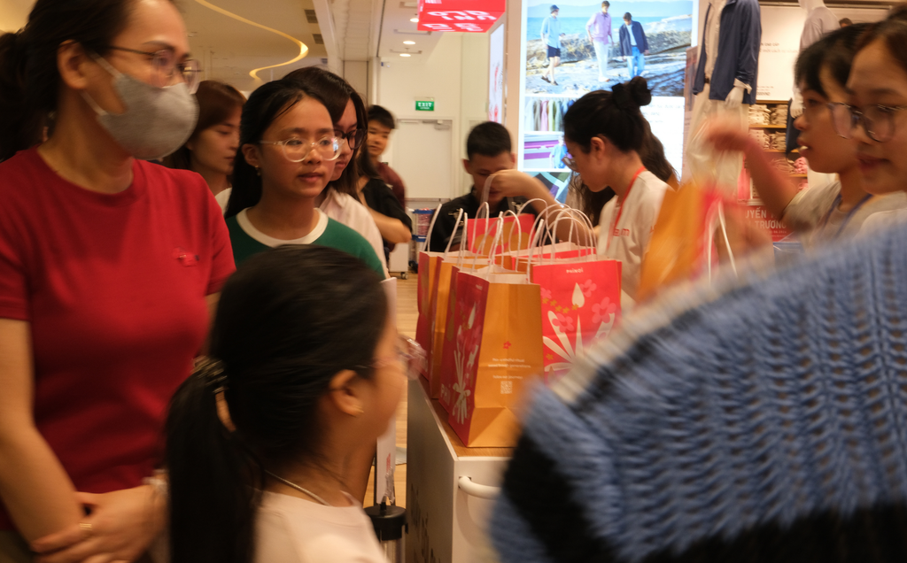 300 quà tặng hết sạch trong 3 ngày: chỉ có thể là UNIQLO, refined. và PHINƠI