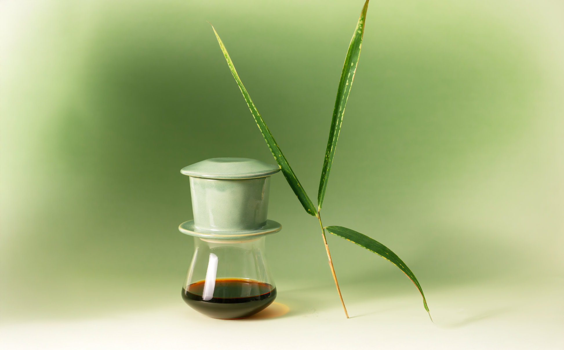 Phin Gốm Xanh Ngọc: Một Sắc Men Hoả Biến Truyền Thống