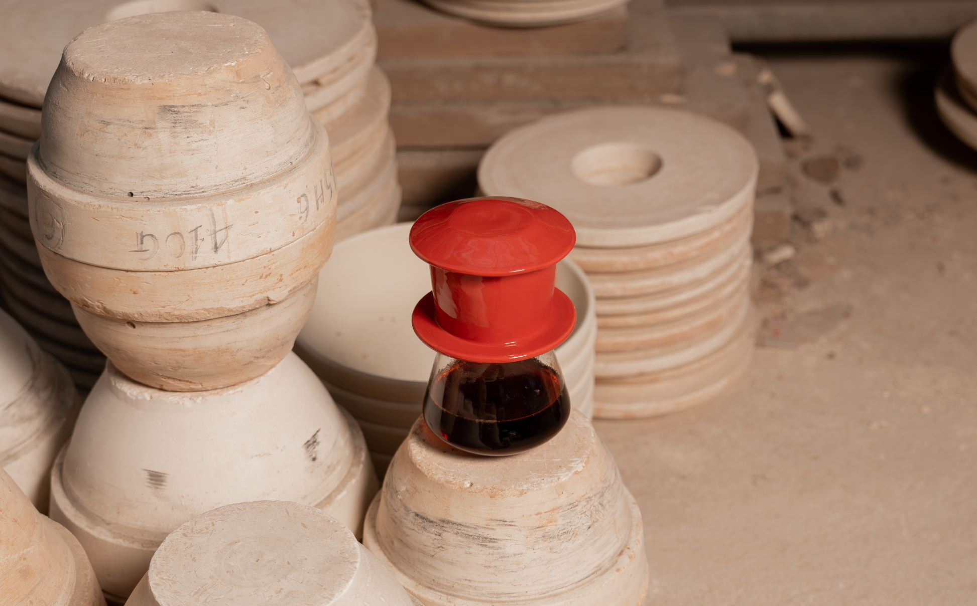 Phin Gốm Đỏ: Sắc Đỏ Đương Đại Trong Men Gốm