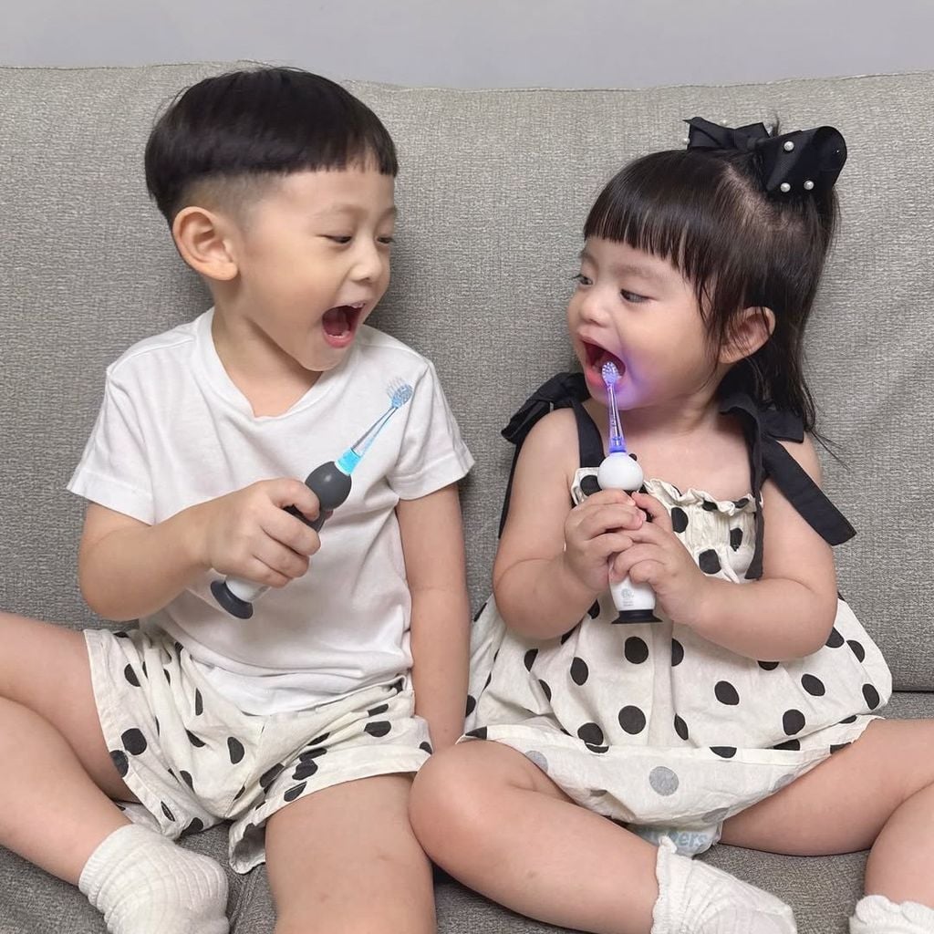 TẠI SAO BÉ NÊN DÙNG BÀN CHẢI ĐIỆN THAY VÌ BÀN CHẢI THƯỜNG?