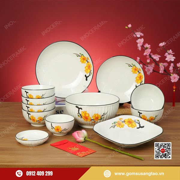 Bộ bát đĩa hoa mai 12 sản phẩm gốm sứ Bát Tràng làm quà Tết doanh nghiệp cao cấp.