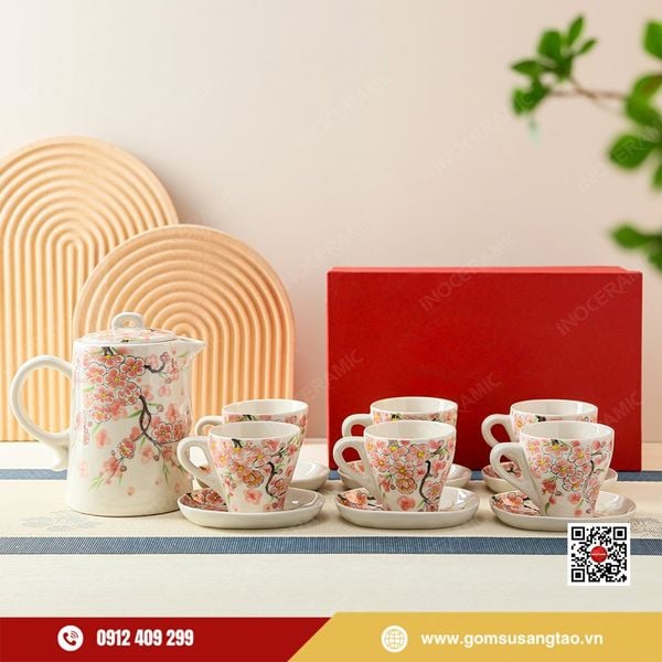 Bình nước gốm sứ hoa đào Bát Tràng dùng làm quà Tết