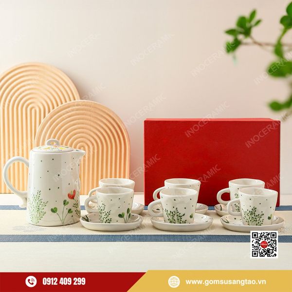 Bình nước gốm sứ Bát Tràng họa tiết hoa xuân trong bộ quà Tết Sắc Xuân