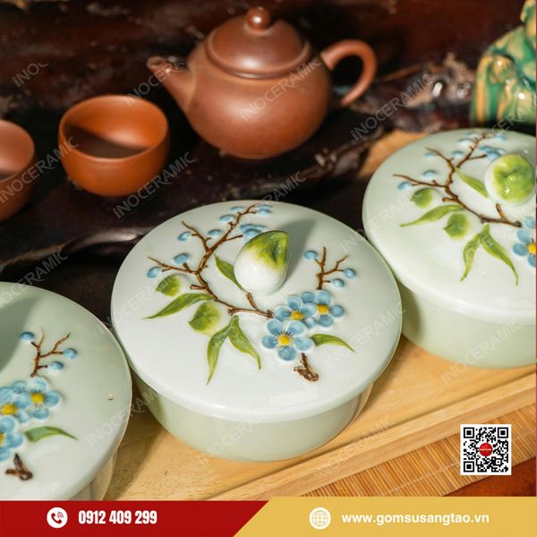 Hũ đựng mứt men ngọc họa tiết đào đắp nổi phù hợp set quà Tết in logo.