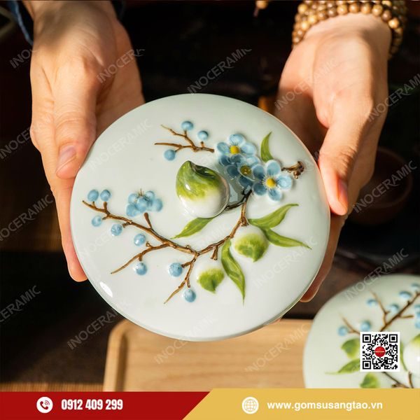 Khay đựng bánh kẹo Bát Tràng men ngọc với họa tiết đào xanh sang trọng.