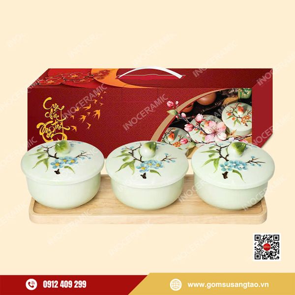 Bộ hũ mứt gốm sứ Bát Tràng khắc nổi hoa đào dùng cho quà Tết tri ân.