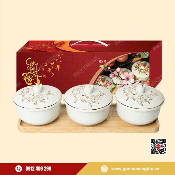 Hũ đựng mứt Bát Tràng họa tiết đào khắc nổi viền vàng sang trọng.