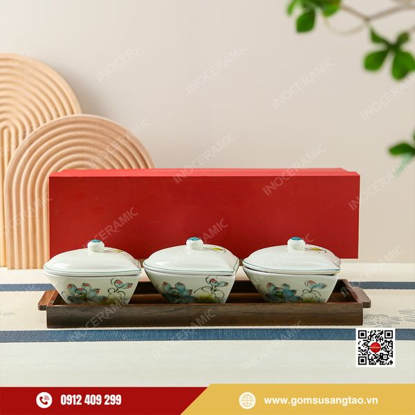 Khay đựng bánh kẹo men sứ ngà họa tiết sen vẽ tay sang trọng.