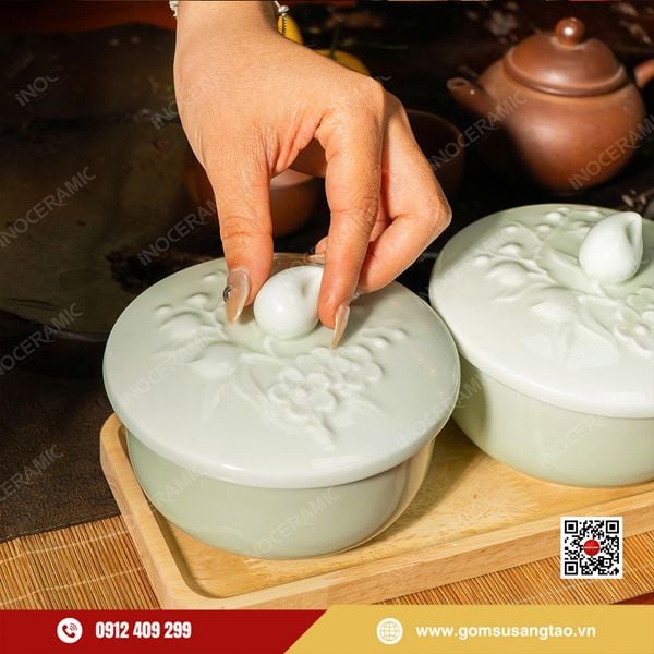 Khay đựng bánh kẹo – hũ đựng hạt men ngọc Bát Tràng dùng trong quà Tết doanh nghiệp.