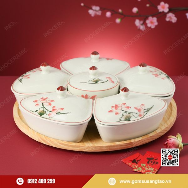 Set khay đựng bánh kẹo Tết họa tiết hoa sen sang trọng.