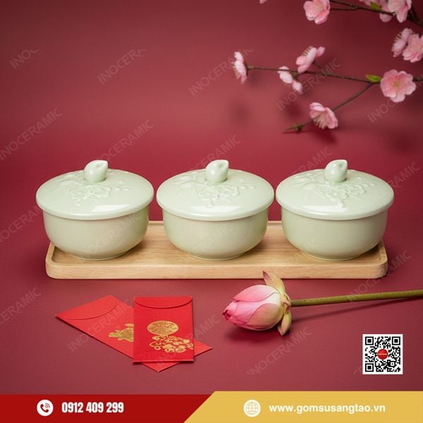 Bộ khay mứt hoa đào men ngọc Bát Tràng dùng làm quà Tết doanh nghiệp cao cấp.