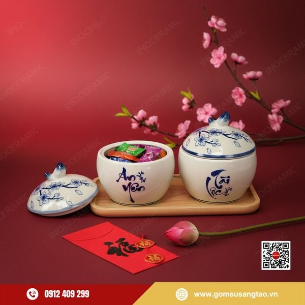 bo hu mut thu phap hoa dao xanh cobalt gom su Bat Trang tren nen do ngay Tet