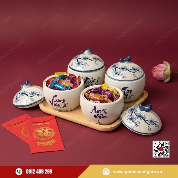 khay go 4 hu dung mut ve tay hoa dao xanh chu thu phap lam qua Tet doanh nghiep