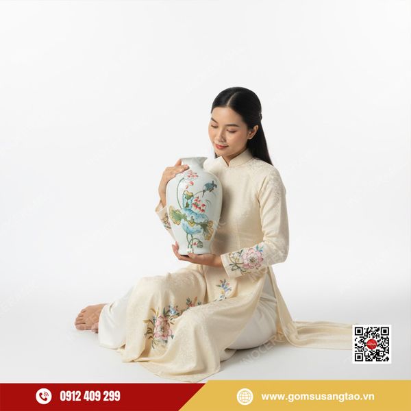 Lọ hoa Tết gốm sứ Bát Tràng vẽ tay tinh xảo