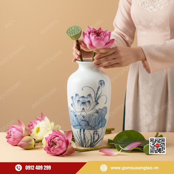 Bình hoa Tết men trắng họa tiết sen lam phong thủy tinh xảo.