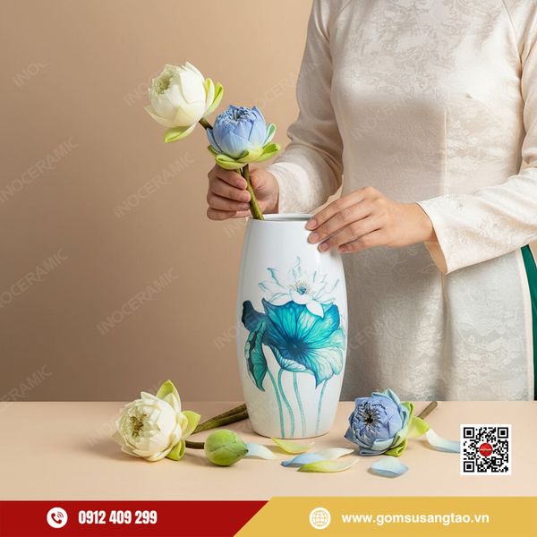 Bình hoa Tết men trắng họa tiết sen xanh chỉ vàng tinh tế